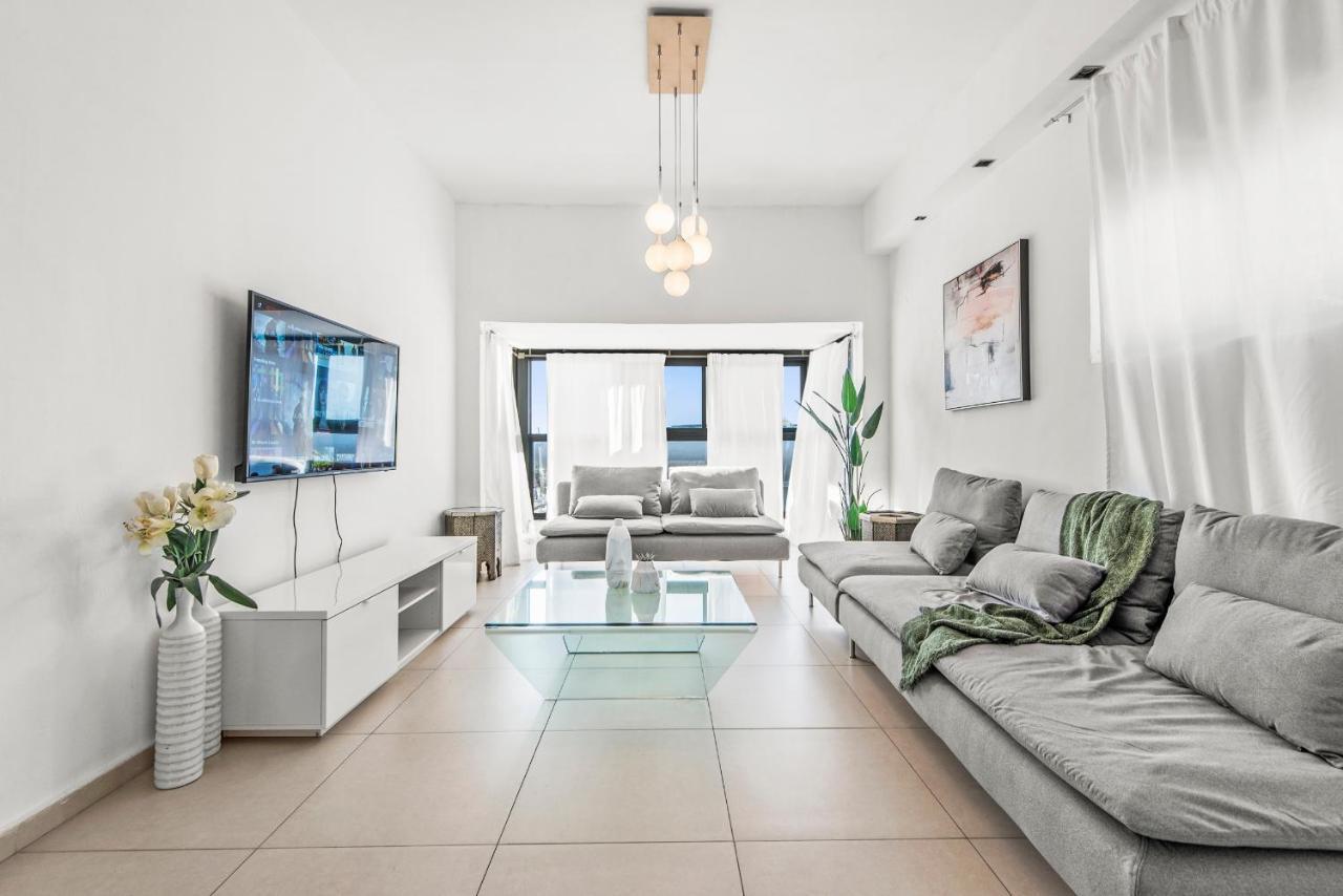 Glorious Renovated Apartment On Top Of The Beach Tel Aviv Bagian luar foto