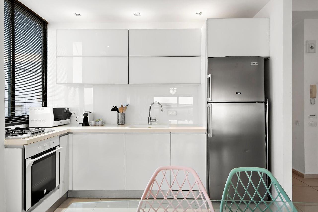 Glorious Renovated Apartment On Top Of The Beach Tel Aviv Bagian luar foto