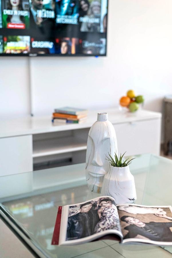 Glorious Renovated Apartment On Top Of The Beach Tel Aviv Bagian luar foto
