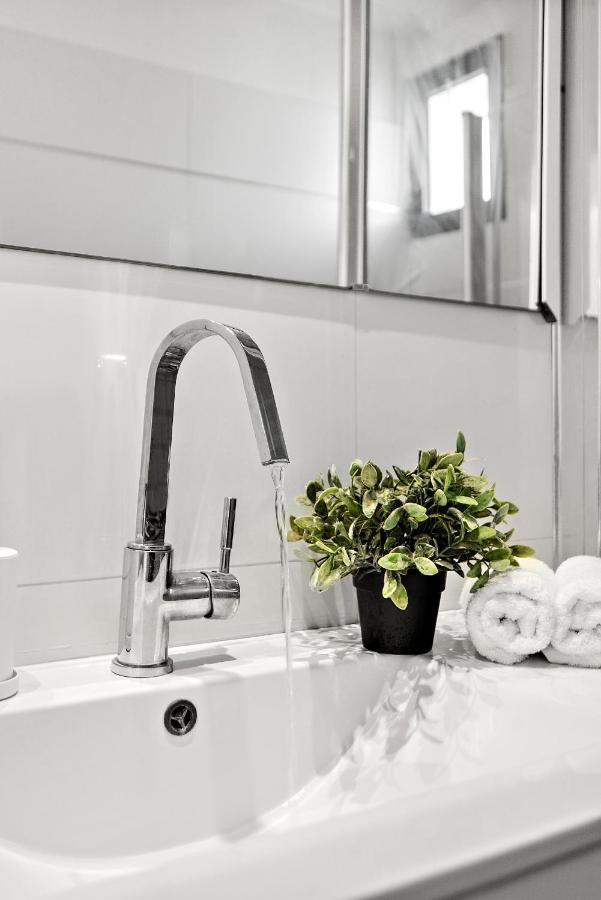 Glorious Renovated Apartment On Top Of The Beach Tel Aviv Bagian luar foto