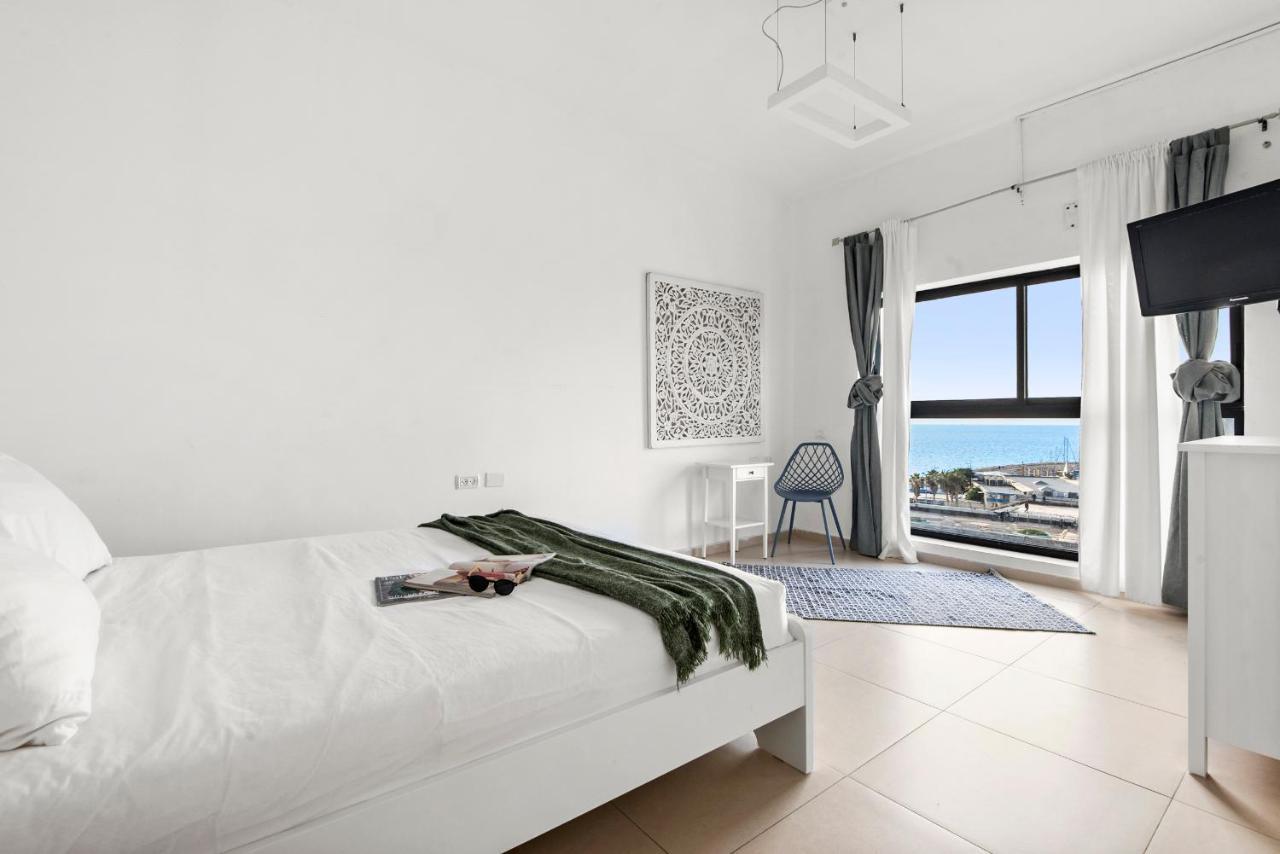 Glorious Renovated Apartment On Top Of The Beach Tel Aviv Bagian luar foto