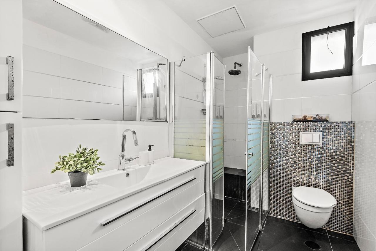 Glorious Renovated Apartment On Top Of The Beach Tel Aviv Bagian luar foto